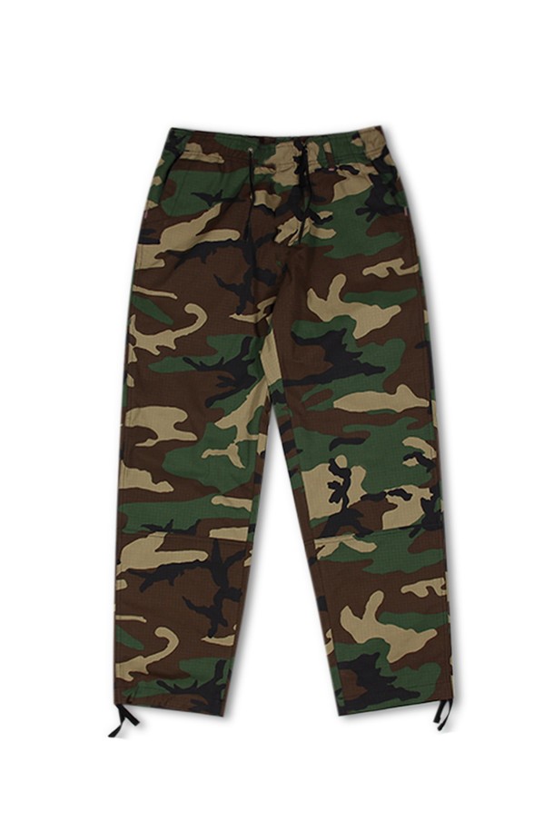위얼드월드_카모플라쥬 워크 팬츠 우드랜드 카모는 남성용 워크 팬츠입니다. 카키, 브라운, 그린 컬러의 립스탑 소재로 제작되었으며, 봄, 가을에 착용하기 좋습니다. 레귤러핏에 두꺼운 두께감과 뻣뻣한 촉감으로 밀리터리 및 스트릿 스타일을 연출합니다. 허리 조절이 가능하며, 밑단 스트링과 백라벨 디테일로 포인트를 더했습니다. 긴 기장의 카모 패턴 바지로, 일상과 스트릿 패션에 활용하기 좋습니다.
