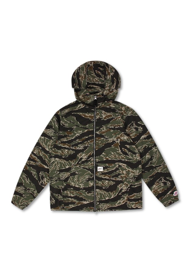 위얼드월드_카모플라쥬 웨이브로고 후드 집업 타이거카모는 스트릿, 캐주얼, 고프코어 스타일을 아우르는 남녀 공용 후드 집업입니다. 봄, 가을에 적합하며, 두꺼운 두께감의 면, 폴리에스테르 혼방 소재로 제작되어 편안한 착용감을 제공합니다. 카모플라쥬 패턴과 웨이브 로고 디자인이 특징이며, YKK 투웨이 지퍼를 사용하여 상하 지퍼 조절이 가능합니다. 레귤러핏으로 제작되었으며, 동네 마실룩이나 캠핑룩 등 다양한 TPO에 활용하기 좋습니다. 긴 소매 기장으로 간절기부터 겨울까지 폭넓게 활용할 수 있습니다.
