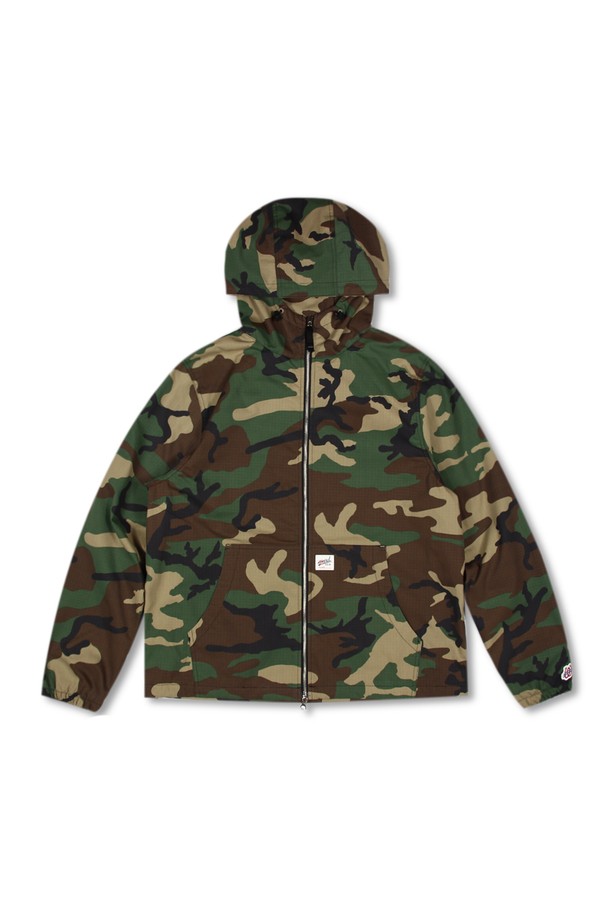 위얼드월드_카모플라쥬 웨이브로고 후드 집업 우드랜드 카모는 밀리터리 무드의 스트릿 스타일을 완성하는 남성용 후드 집업입니다. 봄, 가을에 착용하기 좋으며, 면과 폴리에스테르 혼방의 두꺼운 소재로 제작되어 따뜻함을 선사합니다. 우드랜드 카모플라쥬 패턴과 웨이브 로고 디자인이 특징이며, YKK 투웨이 지퍼와 립스탑 원단으로 내구성을 높였습니다. 레귤러핏으로 편안하게 착용 가능하며, 일상복으로 활용하기 좋습니다. 긴 소매 기장의 후드 집업으로, 캐주얼하고 워크웨어 스타일을 연출할 수 있습니다.
