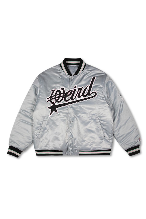 위얼드월드_90s 사틴 바시티 재킷_GREY (Weirdworld_90s Satin Varsity Jacket_GREY)는 90년대 레트로 감성을 담아낸 남녀 공용 바시티 재킷입니다. 그레이 컬러의 부드러운 폴리에스테르 새틴 소재로 제작되어 은은한 광택과 부드러운 촉감을 느낄 수 있습니다. 앞면의 웨이브 로고 자수와 뒷면 SEOUL CITY 그래픽, 넘버 18 디테일이 스트릿 무드를 더합니다. 레귤러핏으로 편안하게 착용 가능하며, 봄, 가을에 일상복으로 활용하기 좋습니다. 집업 스타일의 긴 소매 재킷입니다.
