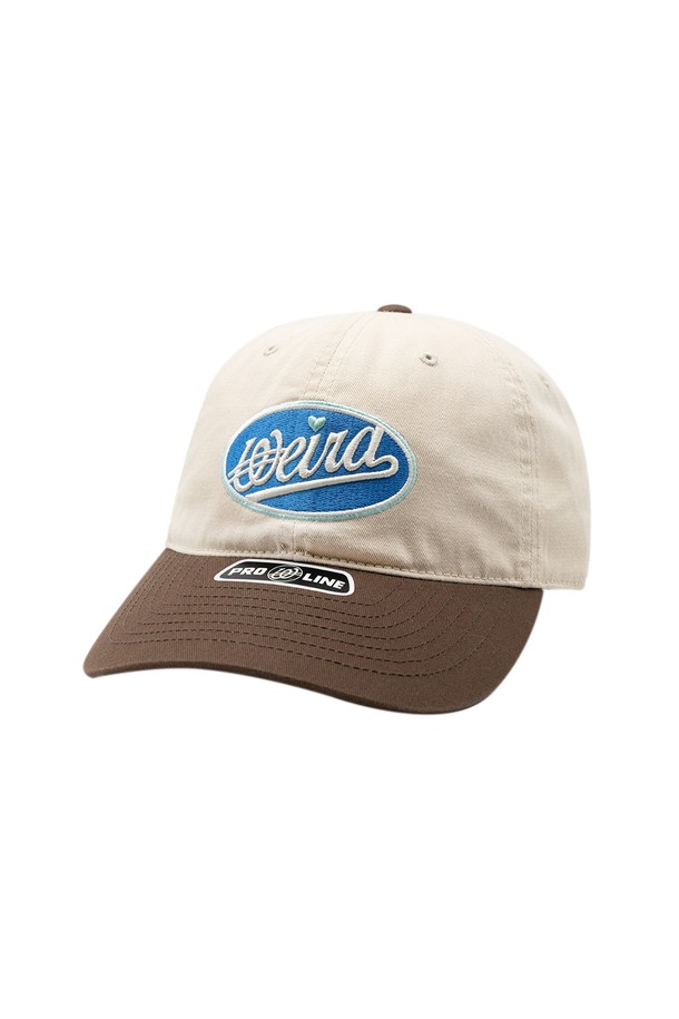 위얼드월드_서클로고 와펜 볼캡은 면 소재로 제작되어 편안한 착용감을 선사합니다. 깊은 모자 깊이와 7.5cm의 챙 넓이로 얼굴을 작아 보이게 해주는 효과를 줍니다. 넉넉한 둘레와 조절 가능한 사이즈(50-65cm)로 누구나 편안하게 착용할 수 있으며, 와펜과 로고 디자인이 돋보입니다. 캐주얼, 스트리트, 미니멀 스타일 모두 소화 가능하며, 동네 마실룩이나 산책룩에 잘 어울립니다. 봄, 여름, 가을 시즌에 활용하기 좋은 데일리 볼캡입니다.
