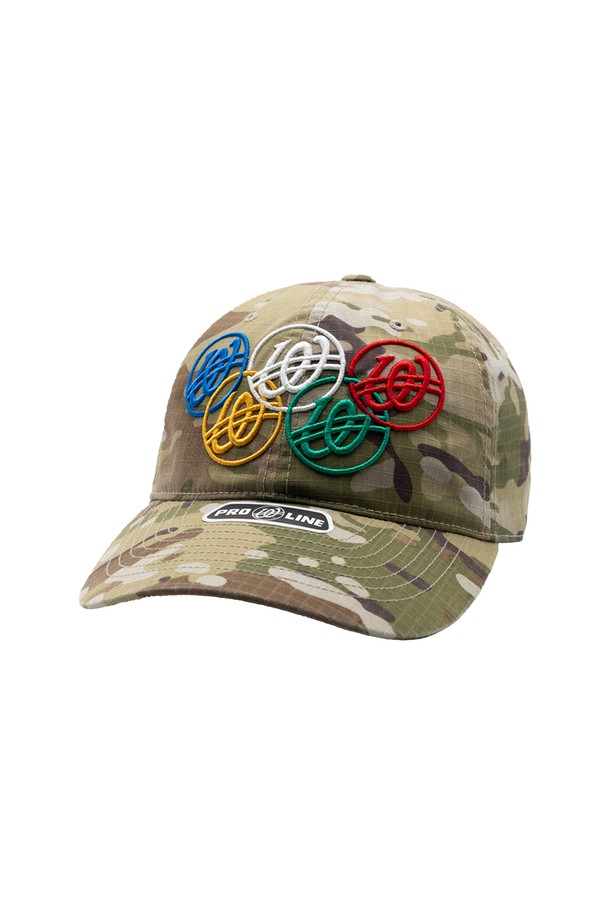 위얼드월드(Weird World)_올림픽 카모 볼캡은 남녀 모두 착용 가능한 볼캡입니다. 면과 폴리에스테르 혼방 소재로 제작되어 부드러운 촉감을 선사하며, 봄, 여름, 가을 계절에 착용하기 좋습니다. 깊은 모자 깊이와 넉넉한 둘레로 편안한 착용감을 제공하며, 카모 패턴과 로고 자수 디자인이 특징입니다. 캐주얼 및 스트릿 스타일 연출에 적합하며, 페이스 슬리밍 효과를 기대할 수 있습니다.
