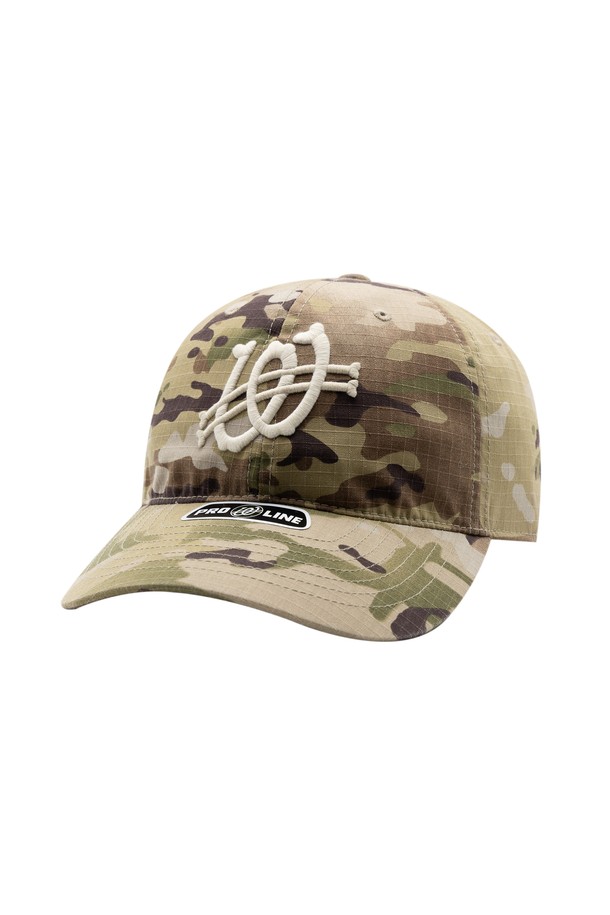 위얼드월드 본투비 카모 볼캡은 베이지와 카키 두 가지 색상으로 출시되어, 봄, 여름, 가을 계절에 활용하기 좋은 볼캡입니다. 면 소재로 제작되어 부드러운 촉감을 자랑하며, 일반적인 모자 깊이와 챙 넓이로 편안한 착용감을 선사합니다. 밀리터리 스타일을 연상시키는 카모 패턴과 자수, 로고 디자인이 돋보이며, 조절 가능한 스트랩으로 핏을 조절할 수 있습니다. 캐주얼, 미니멀, 스트리트 스타일을 즐기는 분들께 여행룩이나 캠핑룩에 포인트 아이템으로 추천합니다.
