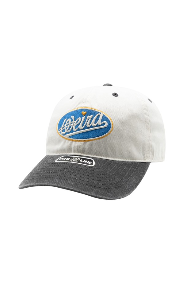 위얼드월드 서클 로고 와펜 피그먼트 배색 볼캡입니다. 부드러운 면 소재로 제작되어 편안한 착용감을 선사하며, 봄, 여름, 가을 3계절 모두 활용 가능합니다. 캐주얼, 미니멀 스타일 연출에 적합하며, 일반적인 모자 깊이와 챙 넓이로 제작되었습니다. 화이트, 그레이 두 가지 색상으로 출시되었으며, 피그먼트 워싱 기법으로 빈티지한 멋을 더했습니다. 전면에 위얼드월드 서클 로고 와펜이 포인트로 디자인되어 개성 있는 스타일을 완성합니다.
