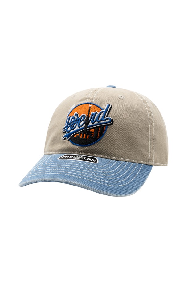 위얼드월드 써클 타워 피그먼트 배색 볼캡은 캐주얼, 미니멀, 시티보이 스타일을 즐기는 분들을 위한 아이템입니다. 봄, 여름, 가을 계절에 착용하기 좋으며, 면 소재로 제작되어 부드러운 촉감을 선사합니다. 베이지와 블루 두 가지 색상으로, 배색 디자인과 로고 패턴이 돋보입니다. 일반적인 모자 깊이와 챙 넓이, 피그먼트 워싱 처리로 자연스러운 멋을 더했습니다. 산책룩, 여행룩 등 다양한 TPO에 활용하여 스타일리시한 연출을 완성해보세요.
