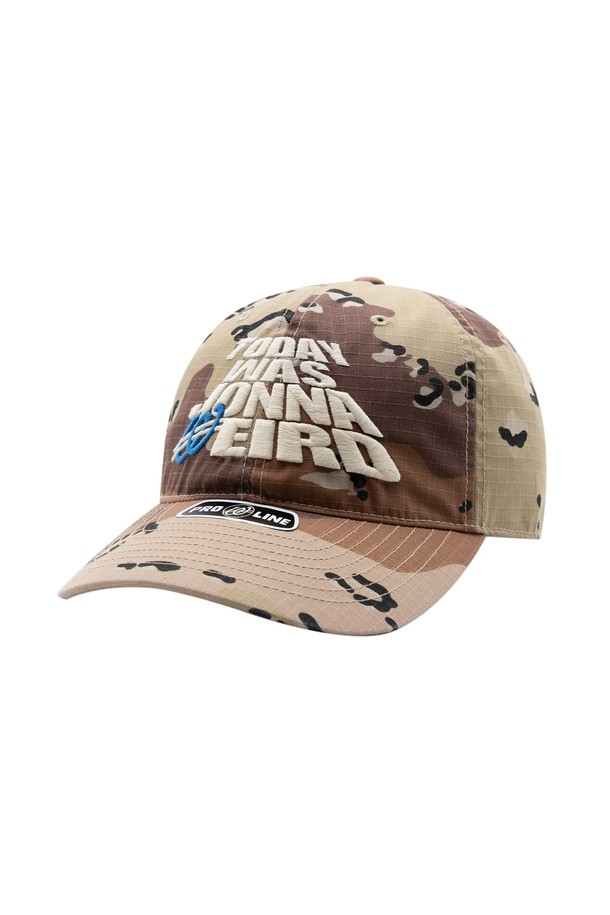 위얼드월드(WEIRDWORLD) JONNA WEIRD(존나 위어드) 데저트 카모 볼캡은 베이지와 브라운 컬러의 면 소재 볼캡입니다. 일상, 여행, 산책 등 다양한 상황에 활용하기 좋으며, 봄, 여름, 가을 계절에 착용하기 적합합니다. 유행을 타지 않는 카모 패턴과 조절 가능한 스트랩, 부드러운 촉감으로 편안한 착용감을 제공합니다. 캐주얼, 미니멀, 시티보이 스타일을 즐기는 분들께 추천하는 아이템으로, 로고 디자인이 돋보입니다.
