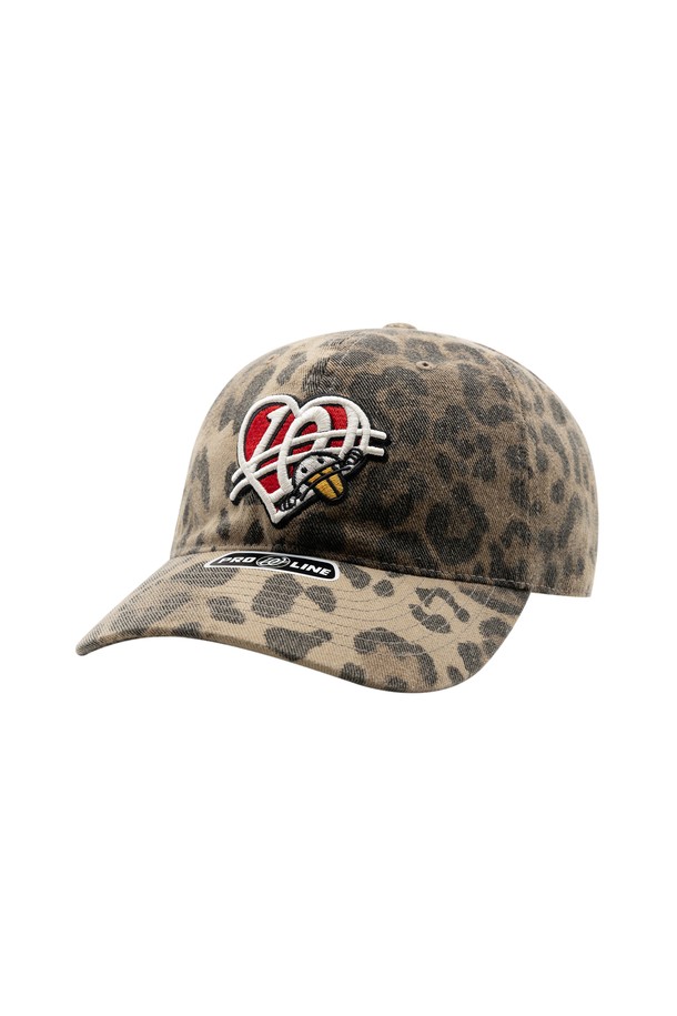 위얼드월드 레오파드 하트 로고 볼캡은 브라운과 블랙 두 가지 색상으로 출시되어 캐주얼, 미니멀, 스트리트 스타일을 즐기는 분들께 적합합니다. 면 소재로 제작되어 부드러운 촉감을 선사하며, 봄, 여름, 가을 계절에 착용하기 좋습니다. 레오파드 패턴과 하트 로고 디자인이 돋보이며, 일상, 여행, 산책 등 다양한 TPO에 활용할 수 있습니다. 모자 깊이는 일반적이며, 조절 가능한 스트랩으로 편안하게 착용할 수 있습니다. 개성 있는 스타일을 연출하고 싶은 분들께 추천합니다.
