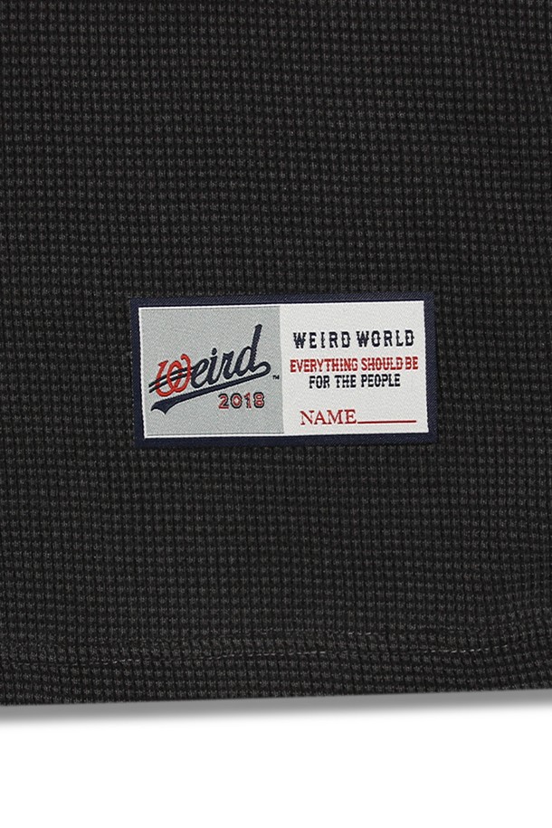 위얼드월드_오버프린트 와플 롱슬리브_그레이는 부드러운 면 소재로 제작되어 편안한 착용감을 선사합니다. 봄, 가을 시즌에 어울리는 오버핏 롱슬리브 티셔츠로, 스트릿 및 캐주얼 스타일을 연출하기 좋습니다. 등판 웨이브 로고 그래픽과 와플 패턴, DTP 프린팅 기법을 사용하여 빈티지한 느낌을 더했습니다. 일상 속에서 개성 있는 스타일을 완성해보세요.
