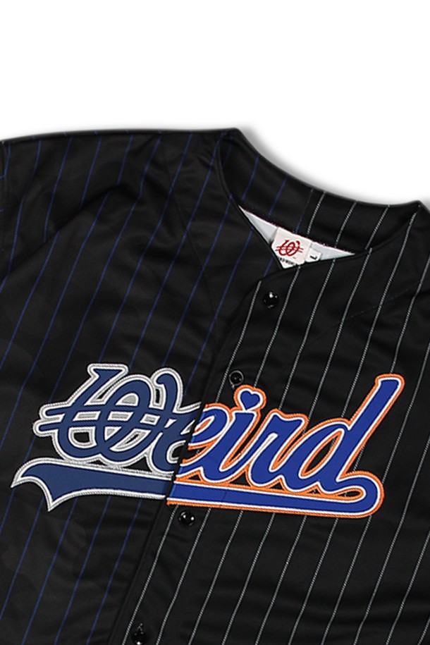 위얼드월드_뉴욕시티 하프 베이스볼 져지는 일상, 여행, 휴가 등 다양한 TPO에 활용하기 좋은 상의입니다. 스트릿, 캐주얼, 스포티한 스타일을 연출할 수 있으며, 하프 앤 하프 디자인과 카모, 스트라이프 패턴이 돋보입니다. 얇은 두께감과 부드러운 폴리에스테르 소재로 제작되어 편안한 착용감을 선사하며, 반소매 기장과 심볼릭 로고, 경량, 통기성, 레이어드 가능한 특징을 갖춘 제품입니다. 가볍게 걸치기 좋아 동네 마실룩으로도 활용하기 좋습니다.
