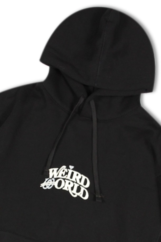 위얼드월드_하트로고 헤비스웻 후디_BLACK은 일상과 캐주얼 스타일을 모두 만족시키는 공용 후드티입니다. 가을, 겨울 시즌에 적합하며, 두꺼운 두께감과 기모 안감으로 보온성을 높였습니다. 블랙 컬러에 하트 로고 패턴으로 포인트를 더했으며, 루즈핏 디자인과 리브 소매단, 헤비웨이트 소재, 견고한 실루엣이 특징입니다. 캐주얼, 스트릿, 미니멀 스타일을 즐기는 분들께 추천하며, 겨울 데일리룩, 집콕룩, 산책룩 등 다양한 TPO에 활용하기 좋습니다.
