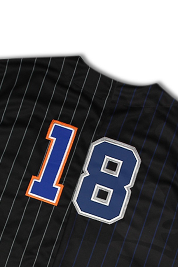 위얼드월드_뉴욕시티 하프 베이스볼 져지는 일상, 여행, 휴가 등 다양한 TPO에 활용하기 좋은 상의입니다. 스트릿, 캐주얼, 스포티한 스타일을 연출할 수 있으며, 하프 앤 하프 디자인과 카모, 스트라이프 패턴이 돋보입니다. 얇은 두께감과 부드러운 폴리에스테르 소재로 제작되어 편안한 착용감을 선사하며, 반소매 기장과 심볼릭 로고, 경량, 통기성, 레이어드 가능한 특징을 갖춘 제품입니다. 가볍게 걸치기 좋아 동네 마실룩으로도 활용하기 좋습니다.
