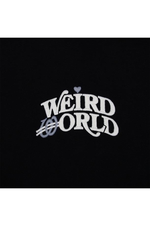 위얼드월드_하트로고 헤비스웻 후디_BLACK은 일상과 캐주얼 스타일을 모두 만족시키는 공용 후드티입니다. 가을, 겨울 시즌에 적합하며, 두꺼운 두께감과 기모 안감으로 보온성을 높였습니다. 블랙 컬러에 하트 로고 패턴으로 포인트를 더했으며, 루즈핏 디자인과 리브 소매단, 헤비웨이트 소재, 견고한 실루엣이 특징입니다. 캐주얼, 스트릿, 미니멀 스타일을 즐기는 분들께 추천하며, 겨울 데일리룩, 집콕룩, 산책룩 등 다양한 TPO에 활용하기 좋습니다.
