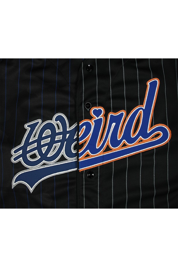 위얼드월드_뉴욕시티 하프 베이스볼 져지는 일상, 여행, 휴가 등 다양한 TPO에 활용하기 좋은 상의입니다. 스트릿, 캐주얼, 스포티한 스타일을 연출할 수 있으며, 하프 앤 하프 디자인과 카모, 스트라이프 패턴이 돋보입니다. 얇은 두께감과 부드러운 폴리에스테르 소재로 제작되어 편안한 착용감을 선사하며, 반소매 기장과 심볼릭 로고, 경량, 통기성, 레이어드 가능한 특징을 갖춘 제품입니다. 가볍게 걸치기 좋아 동네 마실룩으로도 활용하기 좋습니다.
