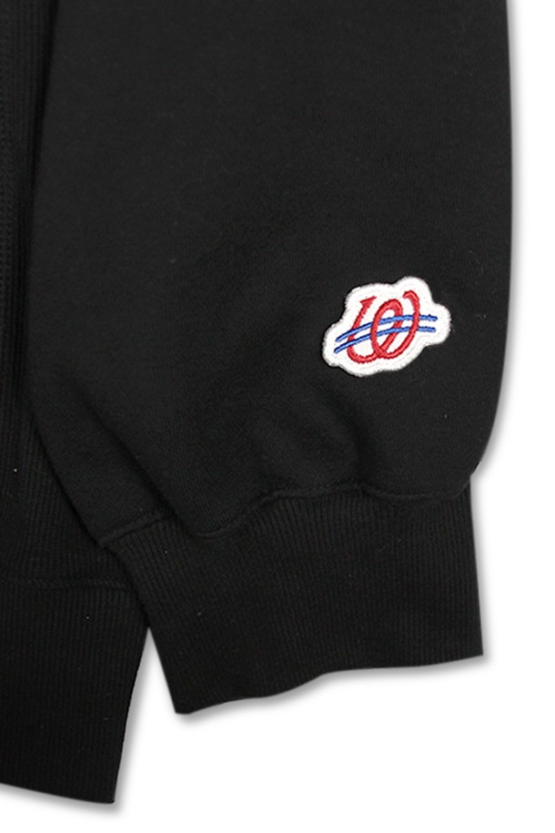 위얼드월드_하트로고 헤비스웻 후디_BLACK은 일상과 캐주얼 스타일을 모두 만족시키는 공용 후드티입니다. 가을, 겨울 시즌에 적합하며, 두꺼운 두께감과 기모 안감으로 보온성을 높였습니다. 블랙 컬러에 하트 로고 패턴으로 포인트를 더했으며, 루즈핏 디자인과 리브 소매단, 헤비웨이트 소재, 견고한 실루엣이 특징입니다. 캐주얼, 스트릿, 미니멀 스타일을 즐기는 분들께 추천하며, 겨울 데일리룩, 집콕룩, 산책룩 등 다양한 TPO에 활용하기 좋습니다.
