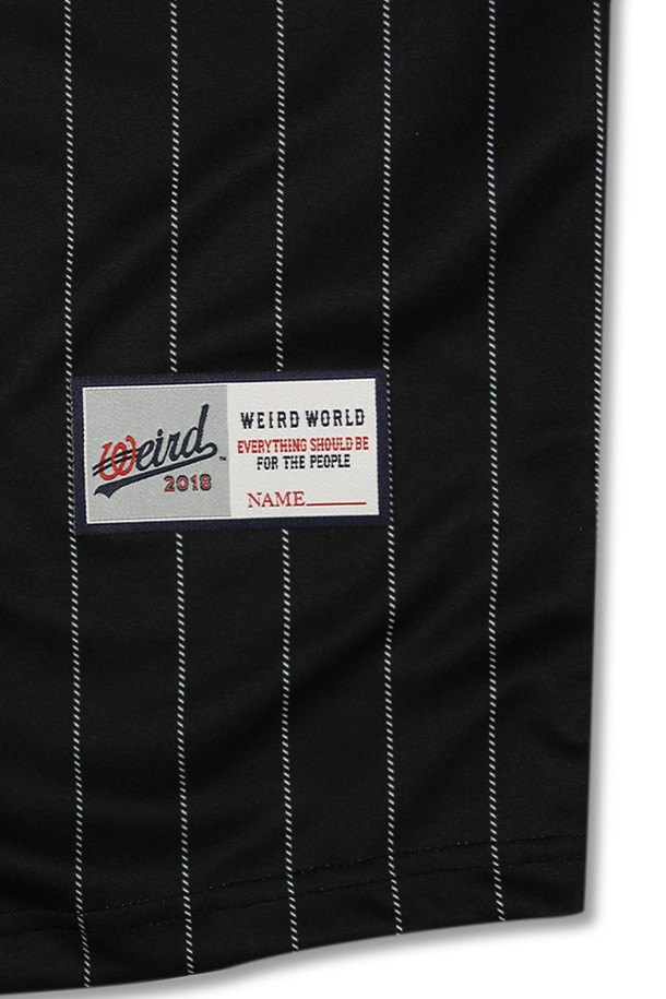 위얼드월드_뉴욕시티 하프 베이스볼 져지는 일상, 여행, 휴가 등 다양한 TPO에 활용하기 좋은 상의입니다. 스트릿, 캐주얼, 스포티한 스타일을 연출할 수 있으며, 하프 앤 하프 디자인과 카모, 스트라이프 패턴이 돋보입니다. 얇은 두께감과 부드러운 폴리에스테르 소재로 제작되어 편안한 착용감을 선사하며, 반소매 기장과 심볼릭 로고, 경량, 통기성, 레이어드 가능한 특징을 갖춘 제품입니다. 가볍게 걸치기 좋아 동네 마실룩으로도 활용하기 좋습니다.
