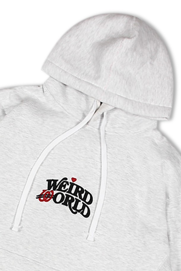 위얼드월드 하트로고 헤비스웻 후디_멜란지 (MELANGE)는 부드러운 터치감의 헤비웨이트 면 소재로 제작되어 높은 보온성을 자랑하는 후드티입니다. 멜란지 컬러에 하트 로고 패턴이 포인트로 들어가 캐주얼하고 스트릿한 스타일을 연출합니다. 루즈핏으로 편안하게 착용 가능하며, 겨울철 데일리룩, 집콕룩, 산책룩 등 다양한 TPO에 활용하기 좋습니다. 두꺼운 두께감과 기모 안감으로 따뜻함을 더했으며, 리브 디테일로 핏을 잡아줍니다. 
