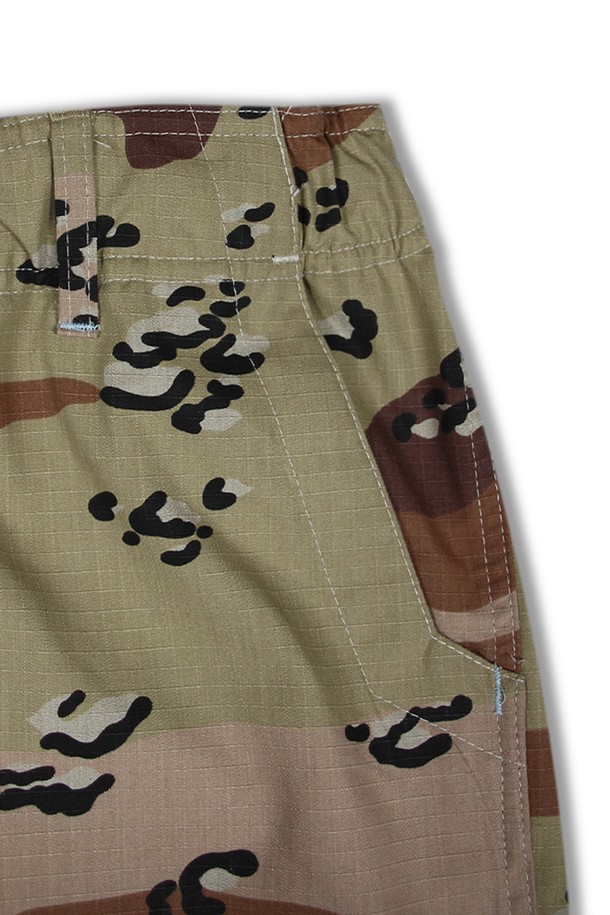 위얼드월드_카모플라쥬 워크 팬츠 데저트카모는 밀리터리 및 스트릿 스타일을 동시에 즐길 수 있는 워크 팬츠입니다. 베이지와 브라운 컬러의 데저트 카모 패턴이 특징이며, 립스탑 원단을 사용하여 튼튼한 내구성을 자랑합니다. 레귤러핏으로 제작되어 편안한 착용감을 제공하며, 두꺼운 두께감과 뻣뻣한 촉감이 특징입니다. 허리 조절이 가능하며, 밑단 스트링 디테일로 다양한 스타일 연출이 가능합니다. 일상 및 스트릿 패션에 활용하기 좋은 아이템입니다.
