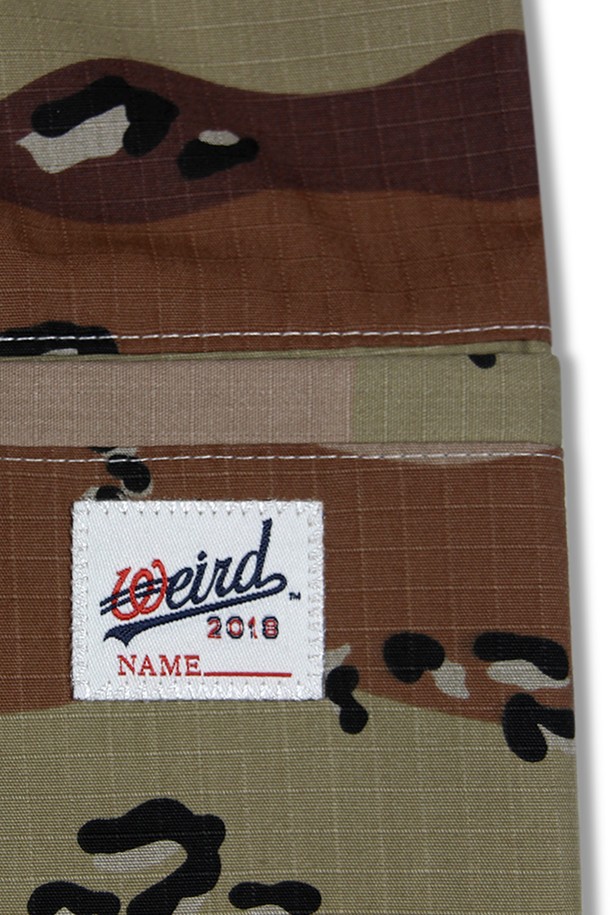 위얼드월드_카모플라쥬 워크 팬츠 데저트카모는 밀리터리 및 스트릿 스타일을 동시에 즐길 수 있는 워크 팬츠입니다. 베이지와 브라운 컬러의 데저트 카모 패턴이 특징이며, 립스탑 원단을 사용하여 튼튼한 내구성을 자랑합니다. 레귤러핏으로 제작되어 편안한 착용감을 제공하며, 두꺼운 두께감과 뻣뻣한 촉감이 특징입니다. 허리 조절이 가능하며, 밑단 스트링 디테일로 다양한 스타일 연출이 가능합니다. 일상 및 스트릿 패션에 활용하기 좋은 아이템입니다.
