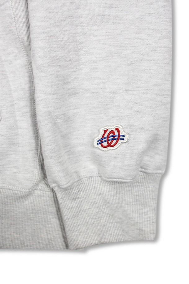 위얼드월드 하트로고 헤비스웻 후디_멜란지 (MELANGE)는 부드러운 터치감의 헤비웨이트 면 소재로 제작되어 높은 보온성을 자랑하는 후드티입니다. 멜란지 컬러에 하트 로고 패턴이 포인트로 들어가 캐주얼하고 스트릿한 스타일을 연출합니다. 루즈핏으로 편안하게 착용 가능하며, 겨울철 데일리룩, 집콕룩, 산책룩 등 다양한 TPO에 활용하기 좋습니다. 두꺼운 두께감과 기모 안감으로 따뜻함을 더했으며, 리브 디테일로 핏을 잡아줍니다. 
