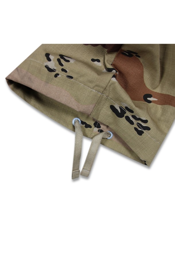 위얼드월드_카모플라쥬 워크 팬츠 데저트카모는 밀리터리 및 스트릿 스타일을 동시에 즐길 수 있는 워크 팬츠입니다. 베이지와 브라운 컬러의 데저트 카모 패턴이 특징이며, 립스탑 원단을 사용하여 튼튼한 내구성을 자랑합니다. 레귤러핏으로 제작되어 편안한 착용감을 제공하며, 두꺼운 두께감과 뻣뻣한 촉감이 특징입니다. 허리 조절이 가능하며, 밑단 스트링 디테일로 다양한 스타일 연출이 가능합니다. 일상 및 스트릿 패션에 활용하기 좋은 아이템입니다.
