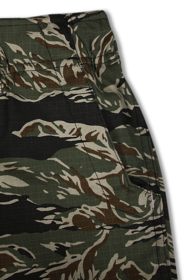 위얼드월드(Weird World)의 카모플라쥬 워크 팬츠 타이거카모는 남성용 워크팬츠입니다. 립스탑 원단으로 제작되어 뻣뻣한 촉감과 두꺼운 두께감을 자랑하며, 사계절 모두 착용 가능합니다. 허리 조절이 가능하며, 밑단 스트링 디테일과 백라벨 디테일이 돋보입니다. 레귤러핏으로 편안하게 떨어지는 핏과 밀리터리, 스트릿 스타일을 모두 소화할 수 있는 카모 패턴이 특징입니다. 면과 폴리에스테르 혼방으로 제작되어 내구성이 뛰어나며, 일상생활과 스트릿 패션에 적합합니다.
