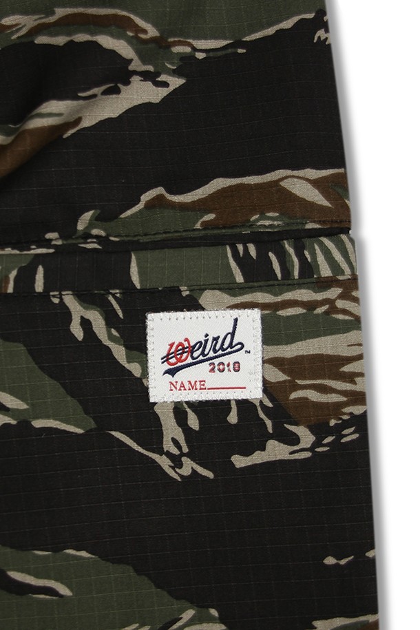 위얼드월드(Weird World)의 카모플라쥬 워크 팬츠 타이거카모는 남성용 워크팬츠입니다. 립스탑 원단으로 제작되어 뻣뻣한 촉감과 두꺼운 두께감을 자랑하며, 사계절 모두 착용 가능합니다. 허리 조절이 가능하며, 밑단 스트링 디테일과 백라벨 디테일이 돋보입니다. 레귤러핏으로 편안하게 떨어지는 핏과 밀리터리, 스트릿 스타일을 모두 소화할 수 있는 카모 패턴이 특징입니다. 면과 폴리에스테르 혼방으로 제작되어 내구성이 뛰어나며, 일상생활과 스트릿 패션에 적합합니다.
