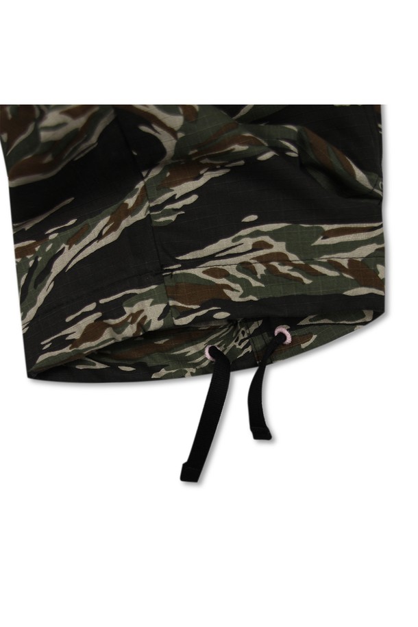 위얼드월드(Weird World)의 카모플라쥬 워크 팬츠 타이거카모는 남성용 워크팬츠입니다. 립스탑 원단으로 제작되어 뻣뻣한 촉감과 두꺼운 두께감을 자랑하며, 사계절 모두 착용 가능합니다. 허리 조절이 가능하며, 밑단 스트링 디테일과 백라벨 디테일이 돋보입니다. 레귤러핏으로 편안하게 떨어지는 핏과 밀리터리, 스트릿 스타일을 모두 소화할 수 있는 카모 패턴이 특징입니다. 면과 폴리에스테르 혼방으로 제작되어 내구성이 뛰어나며, 일상생활과 스트릿 패션에 적합합니다.
