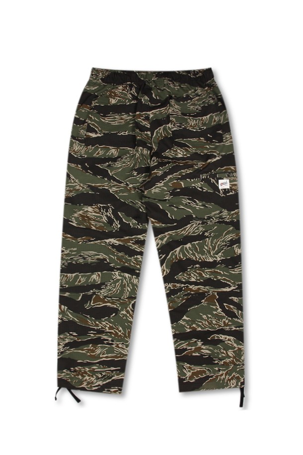 위얼드월드(Weird World)의 카모플라쥬 워크 팬츠 타이거카모는 남성용 워크팬츠입니다. 립스탑 원단으로 제작되어 뻣뻣한 촉감과 두꺼운 두께감을 자랑하며, 사계절 모두 착용 가능합니다. 허리 조절이 가능하며, 밑단 스트링 디테일과 백라벨 디테일이 돋보입니다. 레귤러핏으로 편안하게 떨어지는 핏과 밀리터리, 스트릿 스타일을 모두 소화할 수 있는 카모 패턴이 특징입니다. 면과 폴리에스테르 혼방으로 제작되어 내구성이 뛰어나며, 일상생활과 스트릿 패션에 적합합니다.
