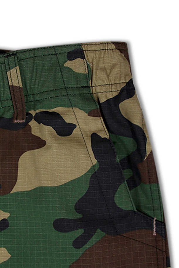 위얼드월드_카모플라쥬 워크 팬츠 우드랜드 카모는 남성용 워크 팬츠입니다. 카키, 브라운, 그린 컬러의 립스탑 소재로 제작되었으며, 봄, 가을에 착용하기 좋습니다. 레귤러핏에 두꺼운 두께감과 뻣뻣한 촉감으로 밀리터리 및 스트릿 스타일을 연출합니다. 허리 조절이 가능하며, 밑단 스트링과 백라벨 디테일로 포인트를 더했습니다. 긴 기장의 카모 패턴 바지로, 일상과 스트릿 패션에 활용하기 좋습니다.
