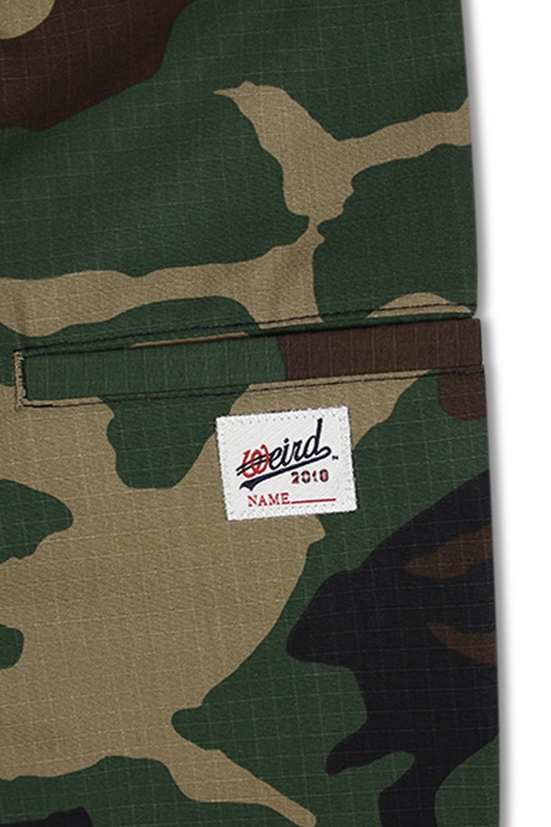 위얼드월드_카모플라쥬 워크 팬츠 우드랜드 카모는 남성용 워크 팬츠입니다. 카키, 브라운, 그린 컬러의 립스탑 소재로 제작되었으며, 봄, 가을에 착용하기 좋습니다. 레귤러핏에 두꺼운 두께감과 뻣뻣한 촉감으로 밀리터리 및 스트릿 스타일을 연출합니다. 허리 조절이 가능하며, 밑단 스트링과 백라벨 디테일로 포인트를 더했습니다. 긴 기장의 카모 패턴 바지로, 일상과 스트릿 패션에 활용하기 좋습니다.
