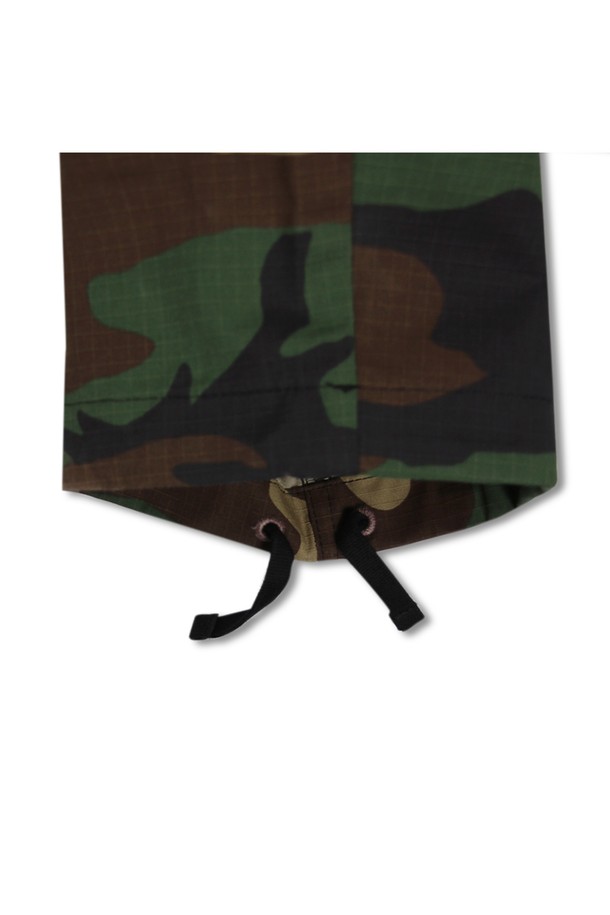 위얼드월드_카모플라쥬 워크 팬츠 우드랜드 카모는 남성용 워크 팬츠입니다. 카키, 브라운, 그린 컬러의 립스탑 소재로 제작되었으며, 봄, 가을에 착용하기 좋습니다. 레귤러핏에 두꺼운 두께감과 뻣뻣한 촉감으로 밀리터리 및 스트릿 스타일을 연출합니다. 허리 조절이 가능하며, 밑단 스트링과 백라벨 디테일로 포인트를 더했습니다. 긴 기장의 카모 패턴 바지로, 일상과 스트릿 패션에 활용하기 좋습니다.
