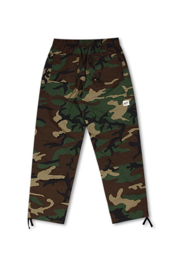 위얼드월드_카모플라쥬 워크 팬츠 우드랜드 카모는 남성용 워크 팬츠입니다. 카키, 브라운, 그린 컬러의 립스탑 소재로 제작되었으며, 봄, 가을에 착용하기 좋습니다. 레귤러핏에 두꺼운 두께감과 뻣뻣한 촉감으로 밀리터리 및 스트릿 스타일을 연출합니다. 허리 조절이 가능하며, 밑단 스트링과 백라벨 디테일로 포인트를 더했습니다. 긴 기장의 카모 패턴 바지로, 일상과 스트릿 패션에 활용하기 좋습니다.
