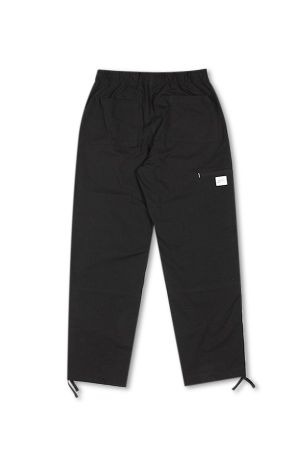 위얼드월드(Weird World) 카모플라쥬 워크 팬츠 블랙은 캐주얼하고 스트릿 스타일을 모두 만족시키는 워크 팬츠입니다. 면과 폴리에스테르 혼방 소재로 제작되어 편안한 착용감과 내구성을 제공합니다. 블랙 컬러 바탕에 카모 패턴이 은은하게 들어가 시크한 멋을 더하며, 밑단 스트링 디테일로 다양한 스타일 연출이 가능합니다. 백라벨 디테일과 히든 컬러 포인트로 위얼드월드만의 개성을 살린 디자인이 특징입니다. 밴딩 처리된 허리로 편안한 착용감을 선사하며, 스트릿 패션을 즐겨 입는 분들께 추천합니다.
