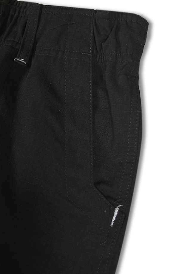 위얼드월드(Weird World) 카모플라쥬 워크 팬츠 블랙은 캐주얼하고 스트릿 스타일을 모두 만족시키는 워크 팬츠입니다. 면과 폴리에스테르 혼방 소재로 제작되어 편안한 착용감과 내구성을 제공합니다. 블랙 컬러 바탕에 카모 패턴이 은은하게 들어가 시크한 멋을 더하며, 밑단 스트링 디테일로 다양한 스타일 연출이 가능합니다. 백라벨 디테일과 히든 컬러 포인트로 위얼드월드만의 개성을 살린 디자인이 특징입니다. 밴딩 처리된 허리로 편안한 착용감을 선사하며, 스트릿 패션을 즐겨 입는 분들께 추천합니다.
