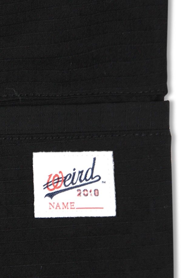 위얼드월드(Weird World) 카모플라쥬 워크 팬츠 블랙은 캐주얼하고 스트릿 스타일을 모두 만족시키는 워크 팬츠입니다. 면과 폴리에스테르 혼방 소재로 제작되어 편안한 착용감과 내구성을 제공합니다. 블랙 컬러 바탕에 카모 패턴이 은은하게 들어가 시크한 멋을 더하며, 밑단 스트링 디테일로 다양한 스타일 연출이 가능합니다. 백라벨 디테일과 히든 컬러 포인트로 위얼드월드만의 개성을 살린 디자인이 특징입니다. 밴딩 처리된 허리로 편안한 착용감을 선사하며, 스트릿 패션을 즐겨 입는 분들께 추천합니다.
