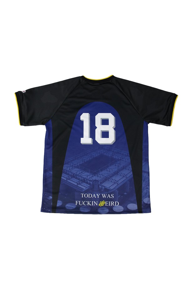 위얼드월드 챔피언스 리그 스타디움 싸커 저지 BLACK은 남성용 축구 유니폼입니다. 블랙과 블루 컬러로 출시되었으며, 스포츠 활동에 적합하도록 흡습 및 통기 기능을 갖춘 폴리에스테르 소재로 제작되었습니다. 봄, 여름 시즌에 착용하기 좋으며, 레귤러 핏과 라운드넥 디자인에 카모, 도트, 프린트 패턴의 그래픽 디자인 포인트를 더해 스포티한 스타일을 연출합니다.
