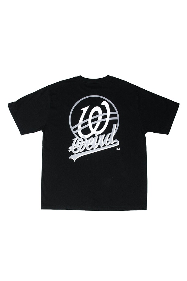 위얼드월드_BASIC 써클로고 티셔츠_BLACK은 고밀도 CP 싱글 원단으로 제작되어 뛰어난 착용감을 제공합니다. 앞면에는 베이직 써클 로고 아트워크, 뒷면에는 웨이브 로고 아트워크가 러버 프린팅 기법으로 표현되어 독특한 디자인을 완성합니다. 렌타 및 텀블 가공을 통해 형태 안정성을 높여 변형 없이 오랫동안 착용할 수 있는 데일리 티셔츠입니다.
