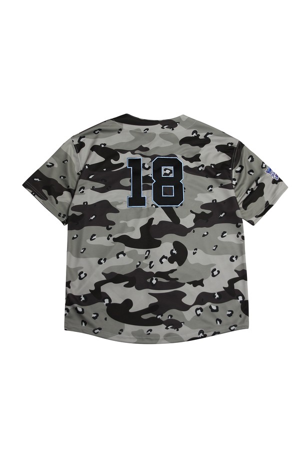 **위얼드월드_월드 시리즈 베이스볼 저지_DESERT CAMO**는 남성용 상의로, 데저트 카모 패턴의 베이스볼 저지입니다. 폴리에스테르 소재로 제작되어 봄, 여름에 시원하게 착용 가능하며, 레귤러핏과 라운드넥 디자인으로 편안한 착용감을 제공합니다. 등판 18번 자수와 소매 패치 자수, 그리고 2018년 설립 연도를 통해 위얼드월드의 독창적인 스타일을 표현했으며, 통기성과 신축성이 뛰어납니다.
