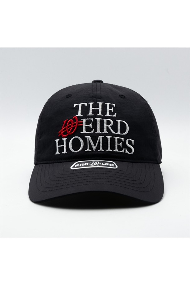 위얼드월드_THE WEIRD HOMIES (위얼드 월드 더 위어드 호미즈) 나일론 캡은 깊고 넉넉한 둘레로 얼굴을 작아 보이게 하는 효과를 선사합니다. 립스탑 원단을 사용하여 내구성이 뛰어나며, 하이덴시티 두께감으로 형태가 잘 유지됩니다. 블랙 컬러에 3D 자수 로고 디자인으로 캐주얼, 미니멀, 스트리트 스타일을 연출하기 좋습니다. 일상, 동네 마실, 산책 등 다양한 TPO에 활용 가능하며 편안한 착용감을 제공합니다. 사계절 내내 활용 가능한 나일론 소재의 캡모자입니다.
