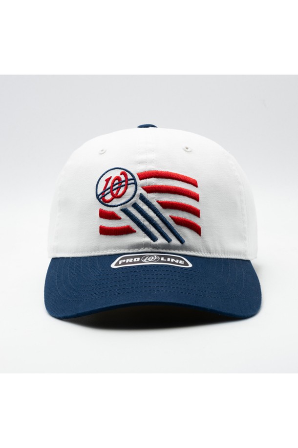 1994년 USA 볼캡, 위얼드월드 로고 자수가 돋보이는 볼캡입니다. 남녀 모두 착용 가능하며, 깊은 모자 깊이와 넉넉한 둘레감으로 편안한 착용감을 제공합니다. 봄, 여름, 가을 계절에 어울리는 화이트, 네이비 컬러로 출시되었으며, 헤리티지 감성과 스트릿 스타일을 동시에 즐길 수 있습니다.
