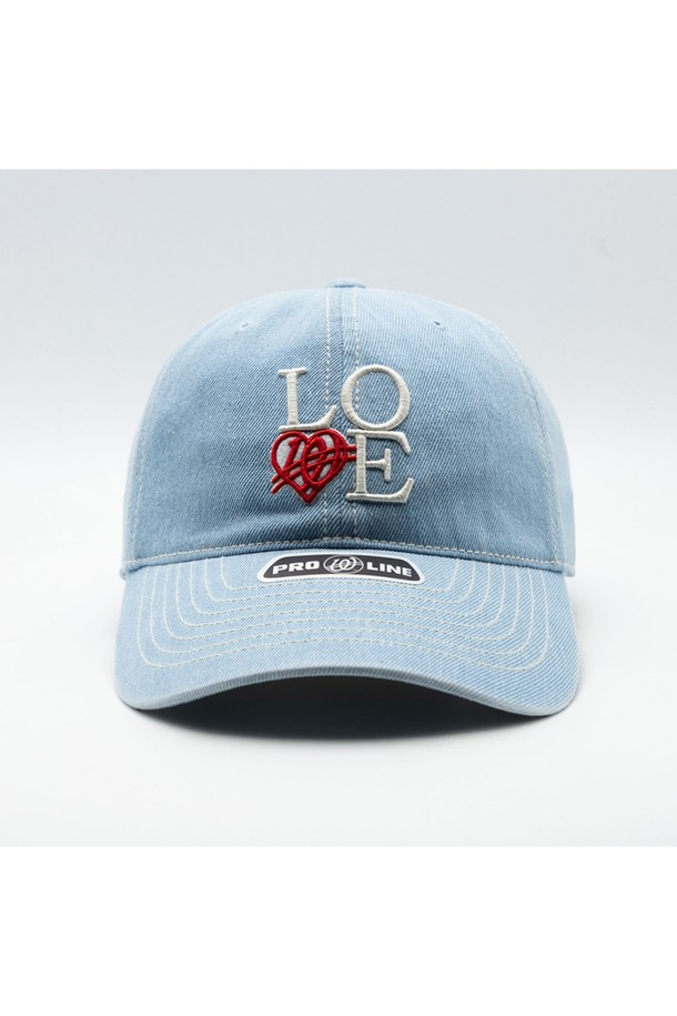 위얼드월드_LOVE 로고 데님 볼캡은 면 소재로 제작되어 부드럽고 편안한 착용감을 선사합니다. 깊은 모자 깊이와 일반 챙 넓이, 볼형 실루엣으로 안정적인 핏을 제공하며, 전면에 LOVE 로고 자수 디테일이 돋보입니다. 스트릿 무드를 연출하기 좋은 프리사이즈 데님 볼캡으로, 봄, 여름, 가을 계절에 쾌적하게 착용할 수 있습니다.
