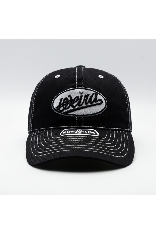 위얼드월드_서클로고 와펜 볼캡은 웨이브 로고를 와펜 그래픽으로 재해석하여 스트릿 무드를 연출하는 볼캡입니다. 면 소재로 제작되어 편안한 착용감을 제공하며, 넉넉한 깊이감으로 얼굴이 작아 보이는 효과를 줍니다. 블랙 컬러에 배색 스티치 디테일이 돋보이며, 캐주얼, 스트리트, 미니멀 스타일 모두 소화 가능합니다. 가벼운 산책이나 동네 마실룩에 포인트 아이템으로 활용하기 좋습니다.
