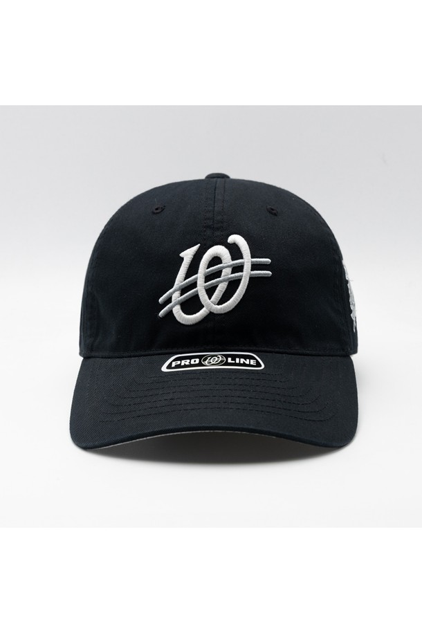 위얼드월드_월드시리즈 와펜 볼캡은 블랙 컬러에 로고 자수와 원포인트 디자인으로 포인트를 더한 볼캡입니다. 넉넉한 둘레와 깊은 모자 깊이, 넓은 챙으로 얼굴이 작아 보이는 효과를 주며, 편안한 착용감과 사이즈 조절 기능으로 누구나 만족스럽게 착용할 수 있습니다. 면 소재로 제작되어 봄, 여름, 가을 계절에 적합하며, 일상 및 스트릿웨어 스타일을 연출하기에 좋습니다.
