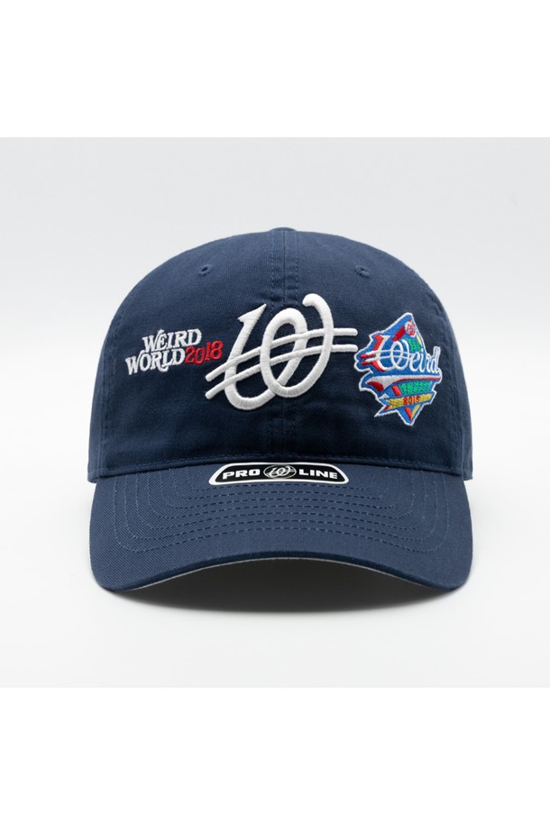 위얼드월드_월드시리즈 멀티로고 볼캡은 네이비 컬러에 다양한 로고와 패치 자수가 돋보이는 볼캡입니다. 봄, 여름, 가을 모든 계절에 착용하기 좋으며 깊은 모자 깊이와 넉넉한 둘레감으로 편안한 착용감을 선사합니다. 조절 가능한 사이즈로 얼굴이 작아 보이는 효과를 주어 스타일리시하게 연출할 수 있습니다.
