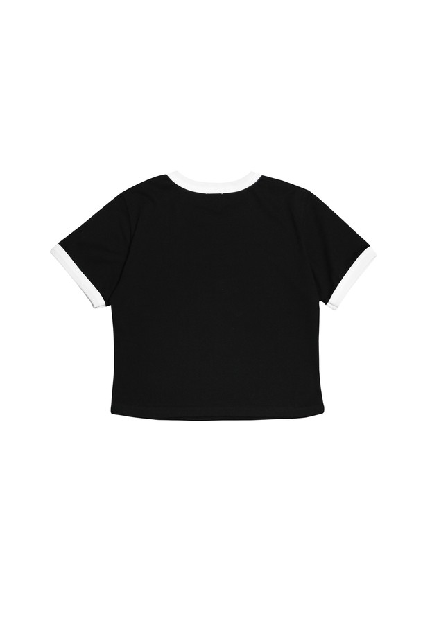 위얼드월드_LOVE 크롭 링거 티셔츠_BLACK은 부드러운 촉감의 20수 고밀도 CP 싱글 원단으로 제작되어 편안한 착용감을 선사합니다. 크롭 기장에 링거 스타일로 포인트를 더했으며, LOVE 텍스트와 하트 아트워크 디자인으로 캐주얼한 무드를 연출합니다. 형태 안정성을 위한 선가공 처리가 되어 있으며, 봄, 여름 시즌 데일리룩에 활용하기 좋은 블랙 컬러의 여성 티셔츠입니다.
