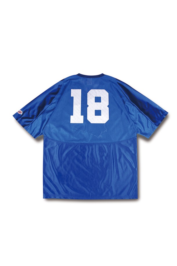 베이스크림 X 위얼드월드 풋볼 저지는 스포츠 활동과 일상에서 모두 활용 가능한 반소매 풋볼 저지입니다. 블루 컬러에 캐릭터 및 로고 패턴이 돋보이며, 등번호 18번 디자인으로 포인트를 더했습니다. 폴리에스테르 소재로 제작되어 편안한 착용감을 제공하며, 스포티, 캐주얼, 스트리트 스타일을 연출하기에 좋습니다.
