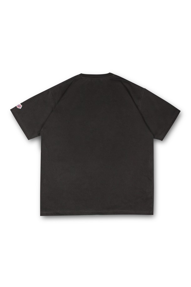 위얼드월드_바스켓볼 피그먼트 티셔츠_GREY는 면과 폴리에스테르 혼방의 고밀도 CP 원단을 사용하여 제작된 오버핏 티셔츠입니다. 피그먼트 워싱 가공과 테트론 텀블 가공을 거쳐 빈티지한 그레이 컬러감을 살렸으며, DTP 프린팅으로 농구 관련 로고/프린트 무늬를 표현했습니다. 봄, 여름, 가을에 일상 또는 스트릿 스타일로 편안하게 착용할 수 있습니다.
