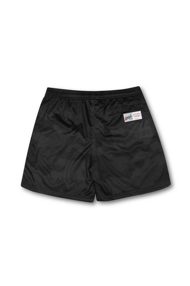 위얼드월드_웨이브로고 카모 매쉬 바스켓볼 팬츠_BLACK은 농구, 스트릿웨어 스타일을 위한 프리미엄 스트릿웨어입니다. 블랙 컬러의 폴리에스테르 소재로 제작되었으며, 메쉬 소재를 사용하여 통기성이 우수합니다. 웨이브 로고 그래픽과 카모 패턴의 조화가 돋보이는 심플 실루엣의 농구 팬츠입니다.
