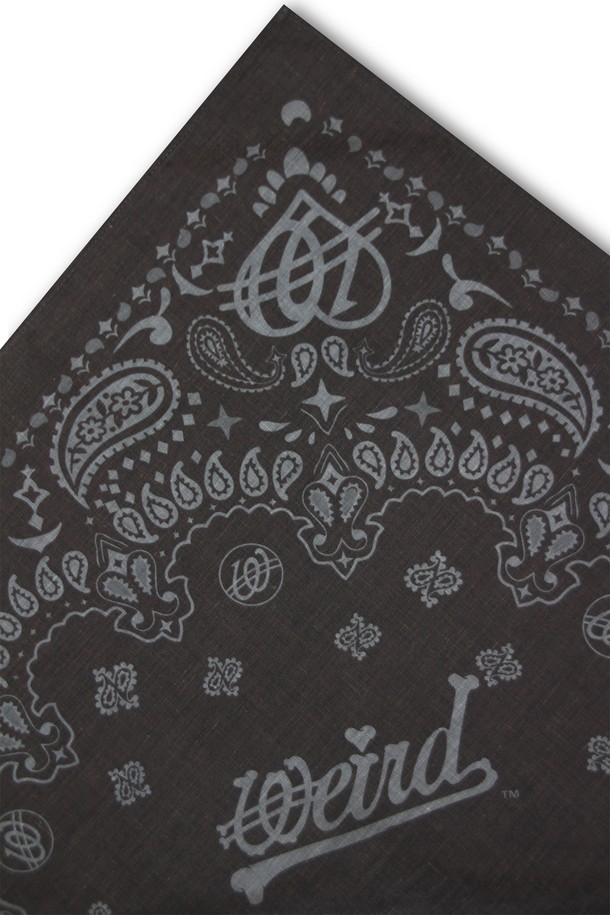 위얼드월드_본투비 페이즐리 반다나_BLACK은 부드러운 면과 폴리에스테르 혼방 소재로 제작된 블랙 컬러의 스트릿 스타일 반다나입니다. 55CM X 55CM 사이즈로, 다양한 스타일링이 가능하며, 사이즈 조절 기능을 갖춰 편안한 착용감을 선사합니다. 동네 마실룩, 여행룩, 캠핑룩 등 캐주얼, 에스닉 스타일과 함께 개성 있는 연출을 완성해 보세요.
