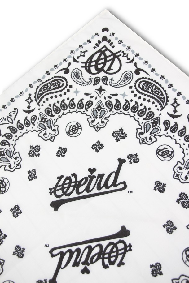 위얼드월드_본투비 페이즐리 반다나_WHITE는 면과 폴리에스테르 혼방 소재로 제작되어 부드러운 촉감을 자랑합니다. 55CM X 55CM 사이즈로 다양한 스타일링이 가능하며, 스트릿, 캐주얼, 에스닉 스타일을 연출하기 좋습니다. 동네 마실룩이나 여행룩에 포인트를 더해줄 수 있는 다용도 아이템으로, 다양한 얼굴형에 잘 어울립니다.
